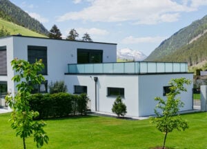 Traumhaft gelegenes Einfamilienhaus mit Alu Design Vision Balkon