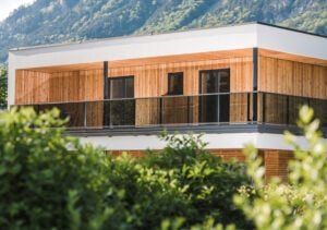 Modernes Holzhaus mit Alu Design Vision Balkon