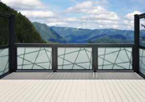 Traumhafter Ausblick in die Berge mit Alu Design Metro Balkon