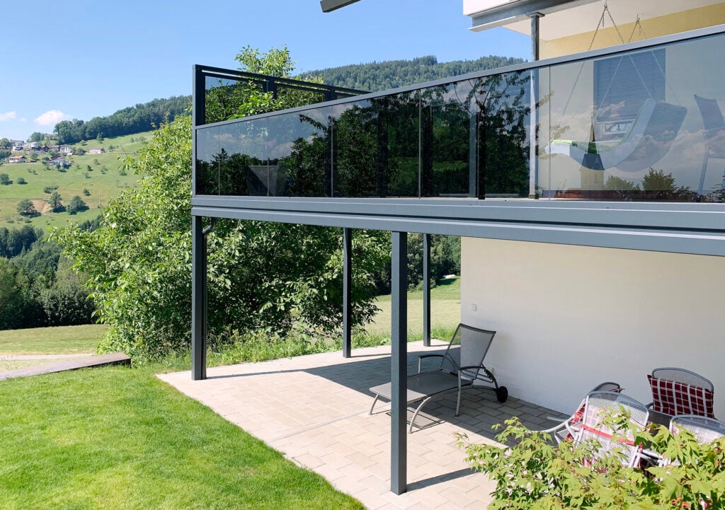 Gemütliche Sonnenterrasse mit Alu Design Merida Balkon