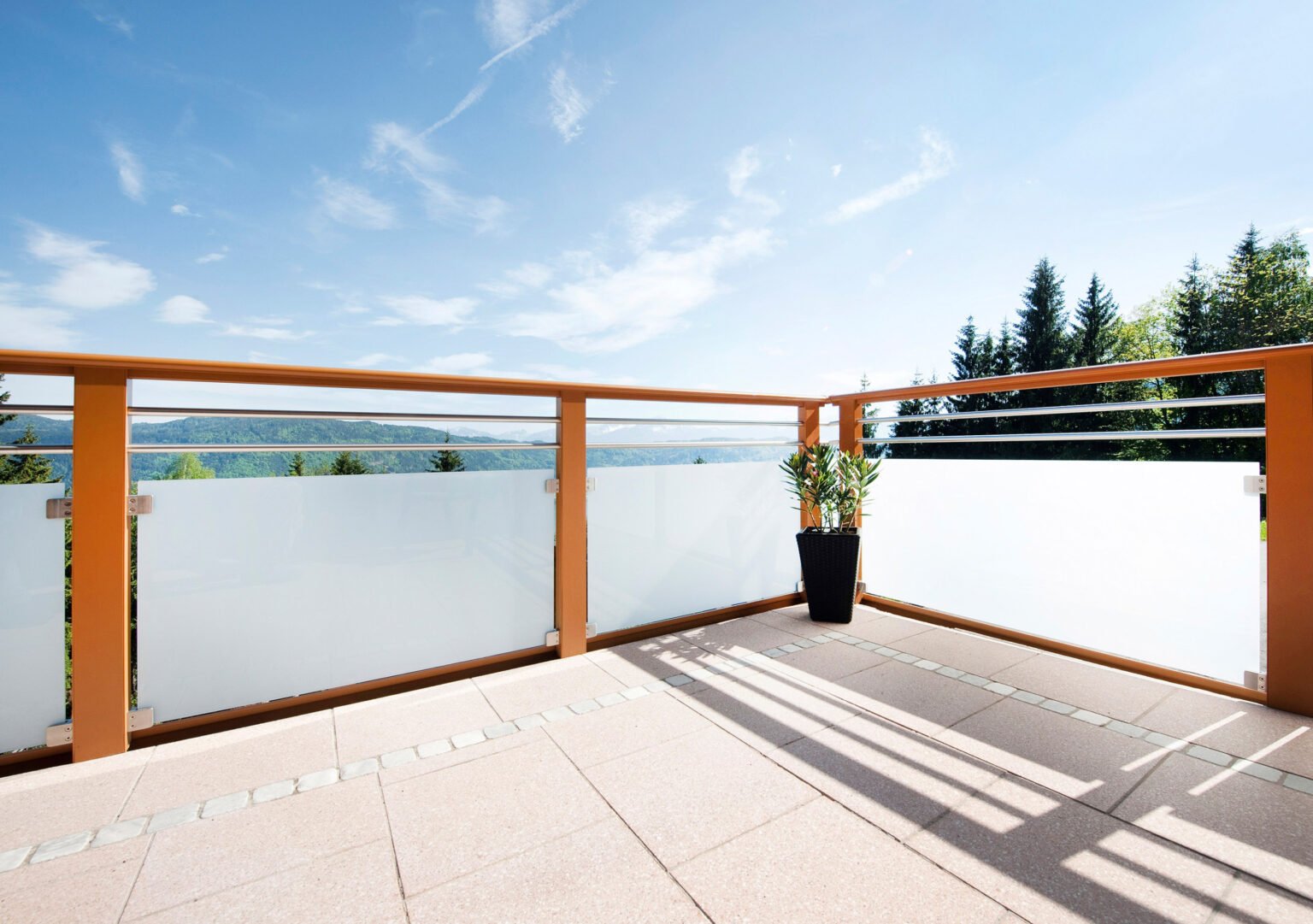 Gemütliches Terrassenflair mit Alu Design Casa Linea Balkon