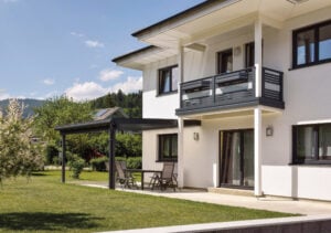 Modernes Einfamilienhaus bei Sonnenschein mit Alu Design Palma Balkon