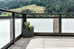 Sichtschutz Balkongeländer Milchglas mit Design-Dekorelementen - Alubalkon Alu Design Verde