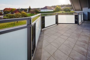 Moderne Terrasse mit Alu Design Verde Balkon