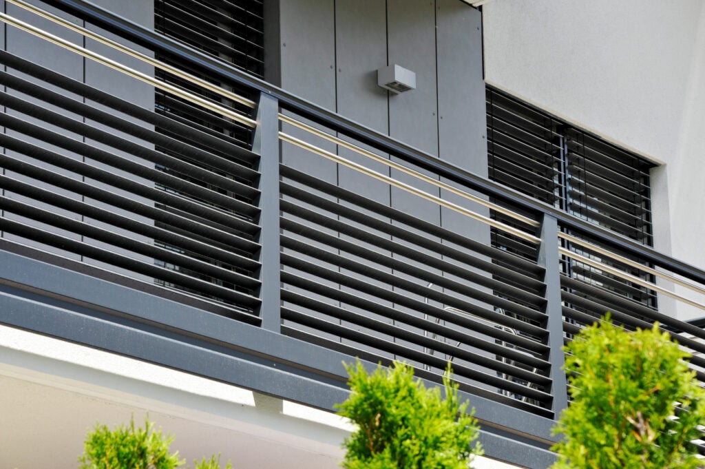 Thujen unter Alu Design Barcelona Balkon