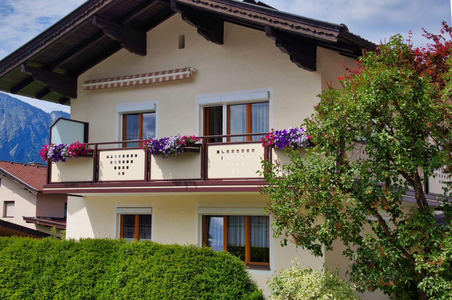 Blühende Balkonblumen mit Alu Design Casa Forma Balkon