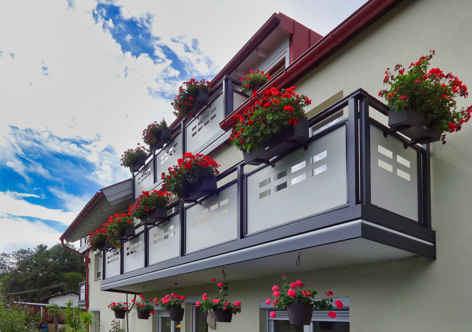 Hübsche Blumendekoration mit Alu Design Casa Luna Balkon