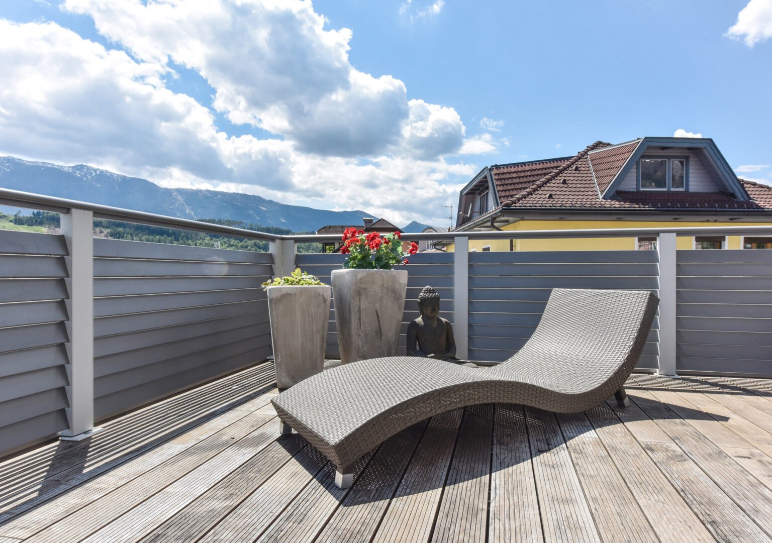 Buddha vor Liegestuhl mit Alu Design Villach Balkongeländer