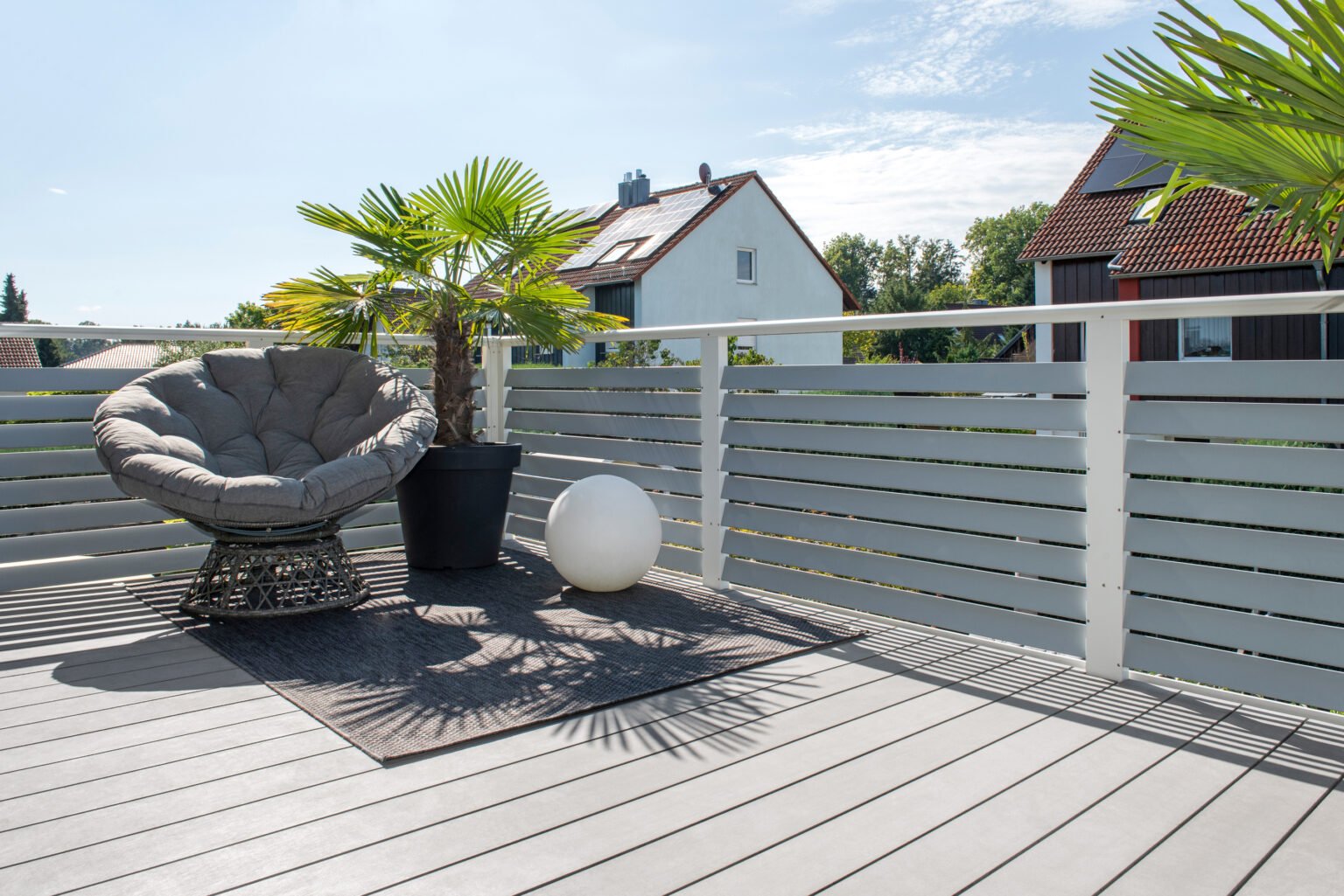 alubalkon modell villach terrasse mit sitzmoebeln