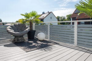 alubalkon modell villach terrasse mit sitzmoebeln
