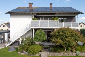 anbaubalkon modell villach und milano aus aluminium mit treppenaufgang