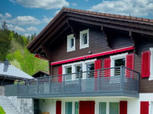 Rustikales Landhaus mit modernem Alu Design Cordoba Balkongeländer