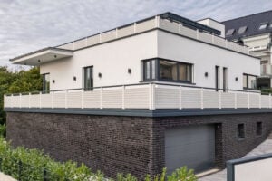 Modernes Haus mit Alu Design Villach Balkonegeländer