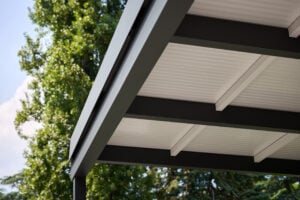 Ansicht Carport mit blickdichtem Dach aus Sandwichpaneelen Copyright Andreas Tauber