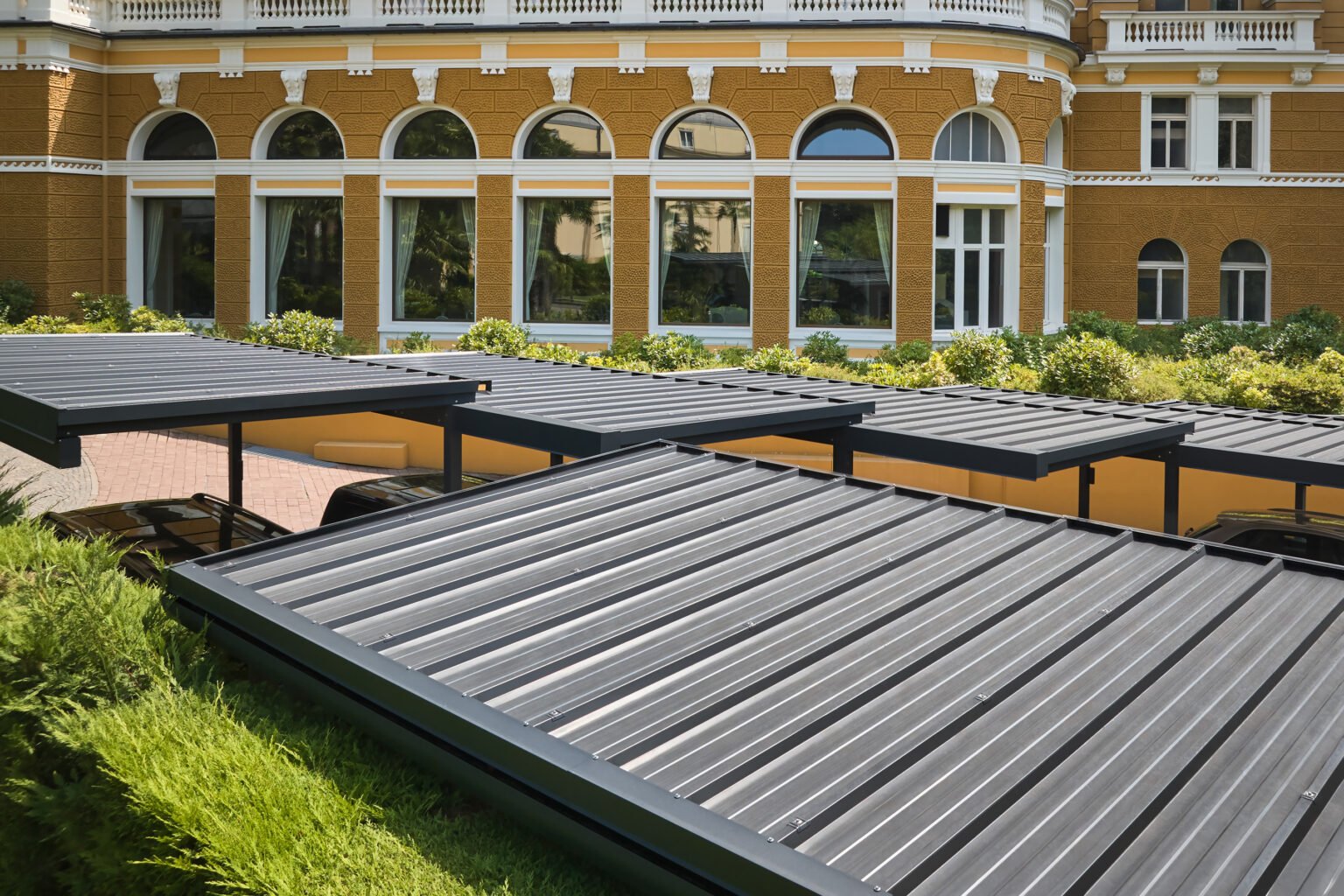 Carports mit blickdichter Eindeckung aus Alu Copyright Andreas Tauber