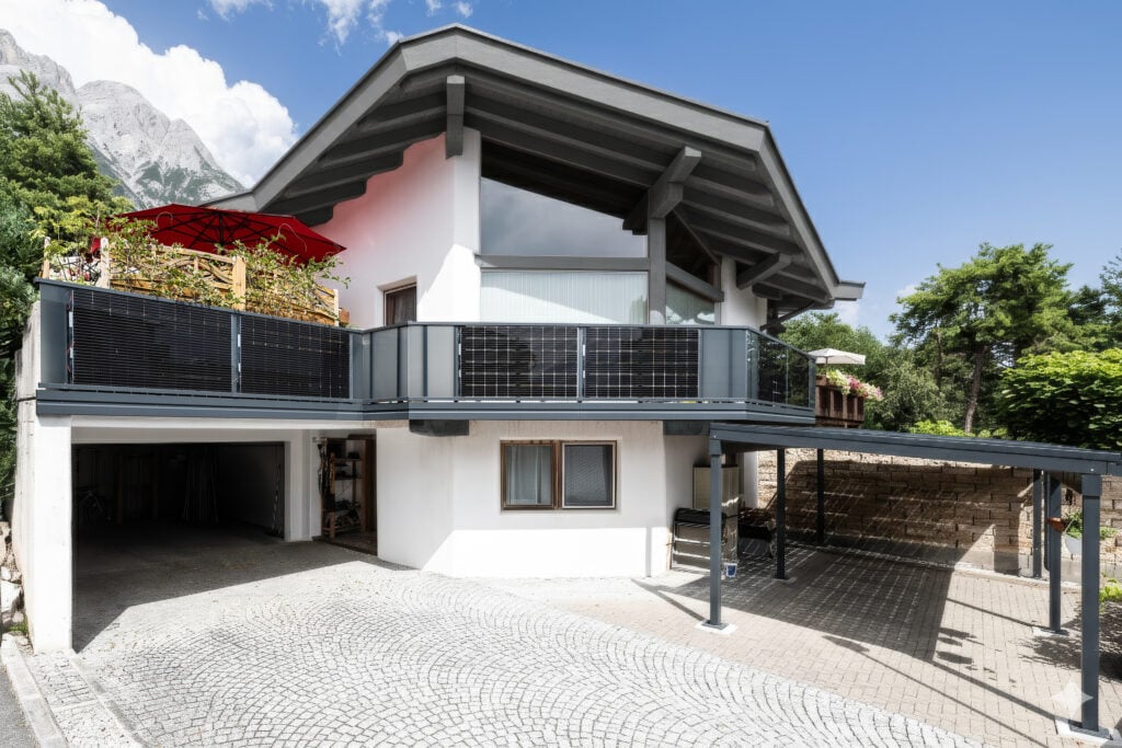 Haus mit Leeb Balkon- und Terrassen-Geländer sowie Carport-Dach - alles inklusive integrierte PV Module zur Nutzung der Sonnenergie