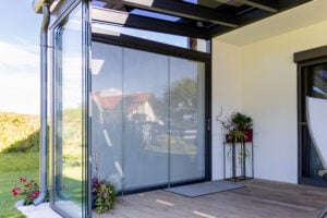 Sommergarten mit Alu-Glas Schiebeelementen und Markisen