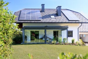 Terrassenüberdachung als Sommergarten mit Glasfronten und Markisen