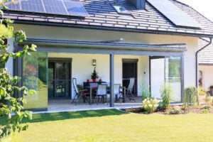 Sommergarten von Leeb - Ansicht mit geöffneter Glas-Schiebeelemente-Front