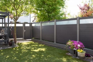 Ein Garten mit einem blickdichten Zaun aus Aluminium und Glas.