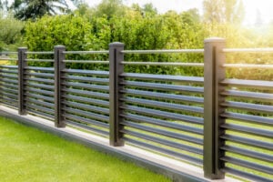 Zaun Barcelona mit Edelstahlstreben im schoen angelegten Garten