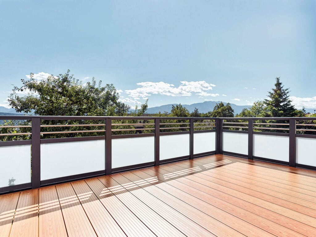 Renovierte Terrasse mit Aluboden in Holzoptik