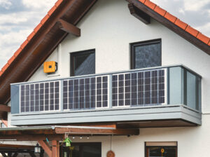 Hightech Balkongeländer mit PV-Modulen - Balkon Solaranlage mit Leeb