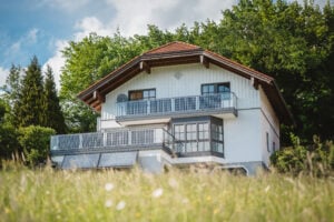 Hightech Balkongeländer mit PV-Modulen – Balkon Solaranlage mit Leeb