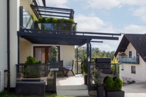 alu glas terrassenueberdachung toscana mit balkongelaender vision