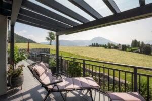 Überdachung Terrasse mit Toscana in transparenter Glaseindeckung und Alubalkon AL5 Milano
