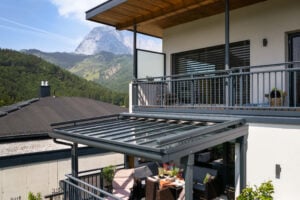 Balkongeländer AL5 Milano und Terrassenüberdachung Toscana mit Aufdachmarkise