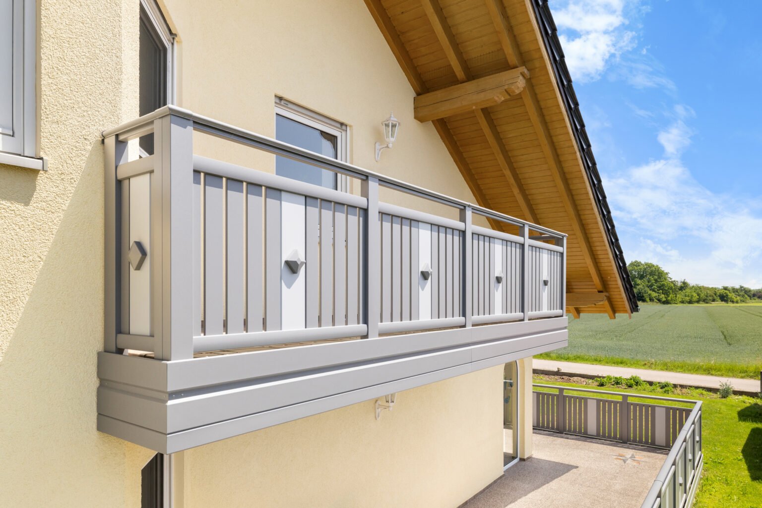 alubalkon vilshofen luxus in graualuminium an einem haus mit gelblicher fassade