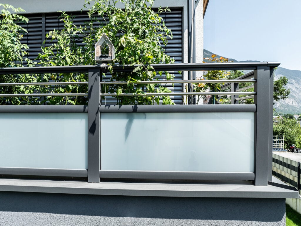 Balkongeländer Vitro in Anthrazit mit mattweißem Glas, Detailansicht