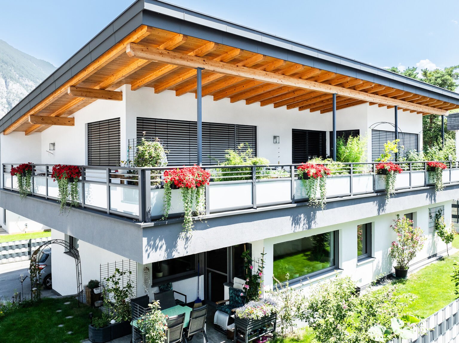 Alu Balkongeländer Vitro in Anthrazit mit mattweißem Glas, umlaufender Balkon für Einfamilienhaus