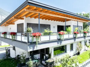 Alu Balkongeländer Vitro in Anthrazit mit mattweißem Glas, umlaufender Balkon für Einfamilienhaus