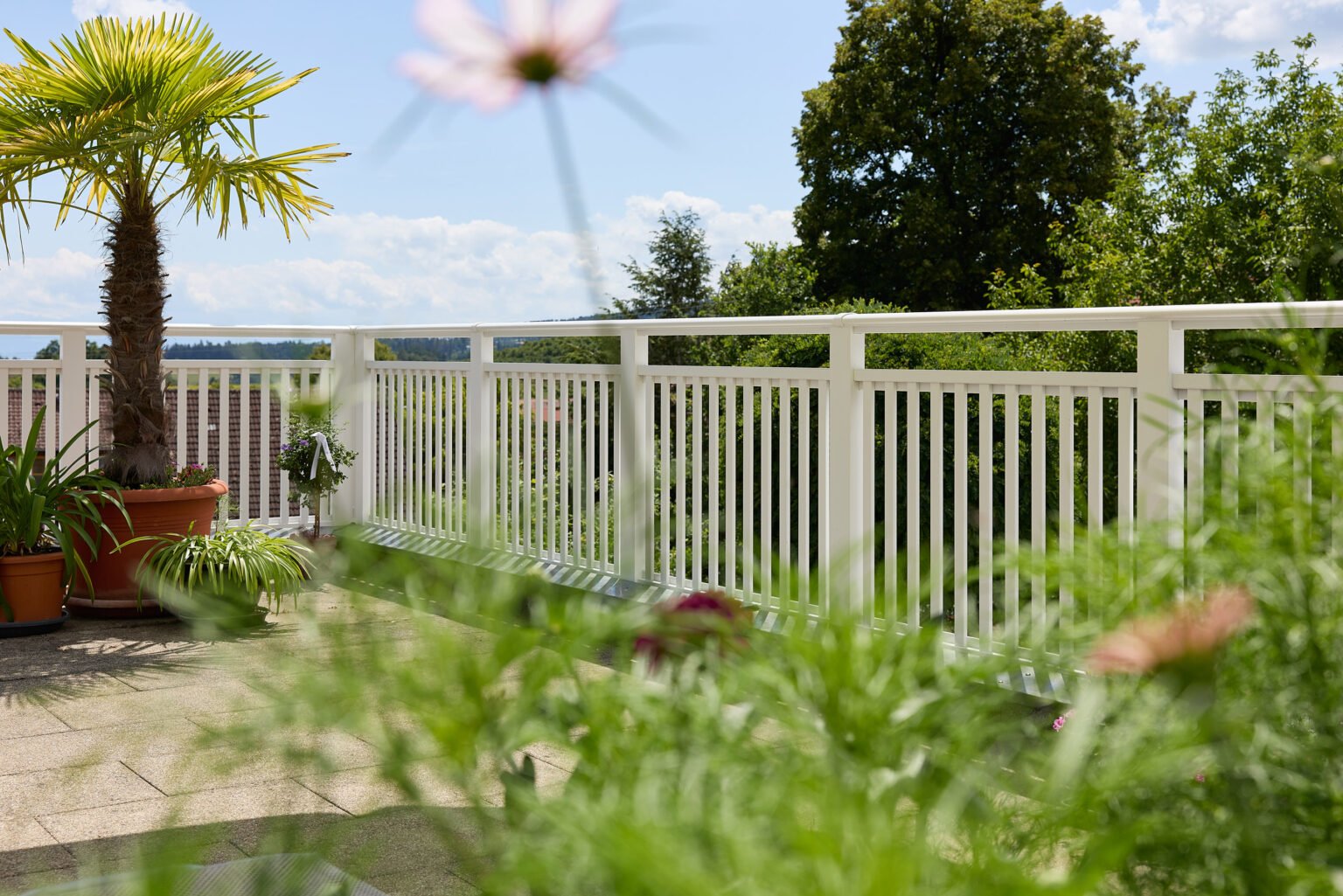 alubalkongelaender genf in weiss innenansicht