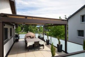 Terrassenüberdachung Toscana mit Feinsteinzeugboden und Glasbalkon Vital