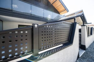 Aluzaun Casa Mia in Anthrazit mit Lochblech Füllung, Zaun aufgesetzt auf Mauer, Detailansicht