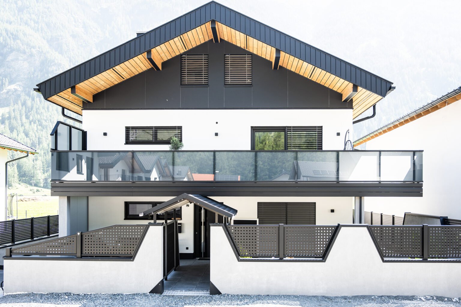 Modernes Haus mit Glasbalkon Vision und Aluzaun Casa Mia von Leeb