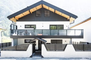 Modernes Haus mit Glasbalkon Vision und Aluzaun Casa Mia von Leeb