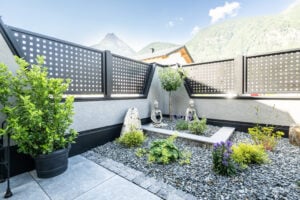 Aluzaun Casa Mia in Anthrazit mit Lochblech Füllung, Zaun aufgesetzt auf Mauer