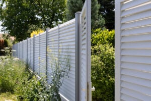 Sichtschutzzaun und Gehtür Modell Landeck aus Aluminium mit Lamellen