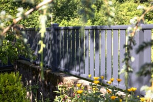 aluzaun miramare im garten mit blumen