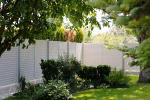 Sichtschutzzaun im Garten Modell Landeck aus Aluminium