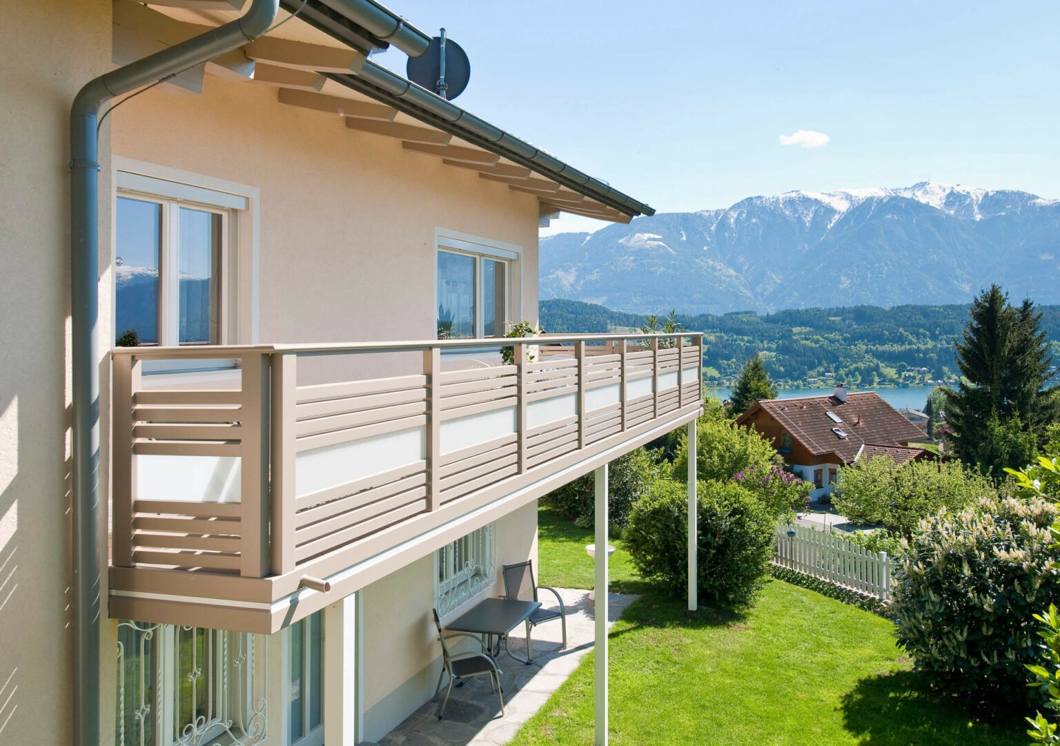 Blick auf das Goldeck mit Alu-Anbaubalkon