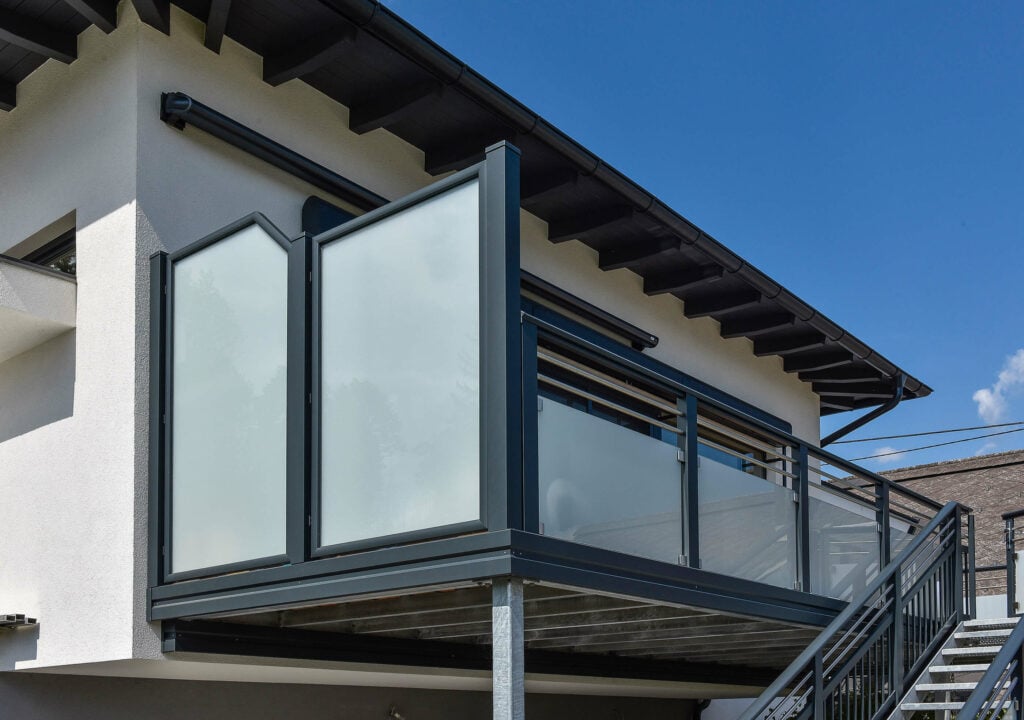 Mattes Glas als Sichtschutz mit Alu-Anbaubalkon