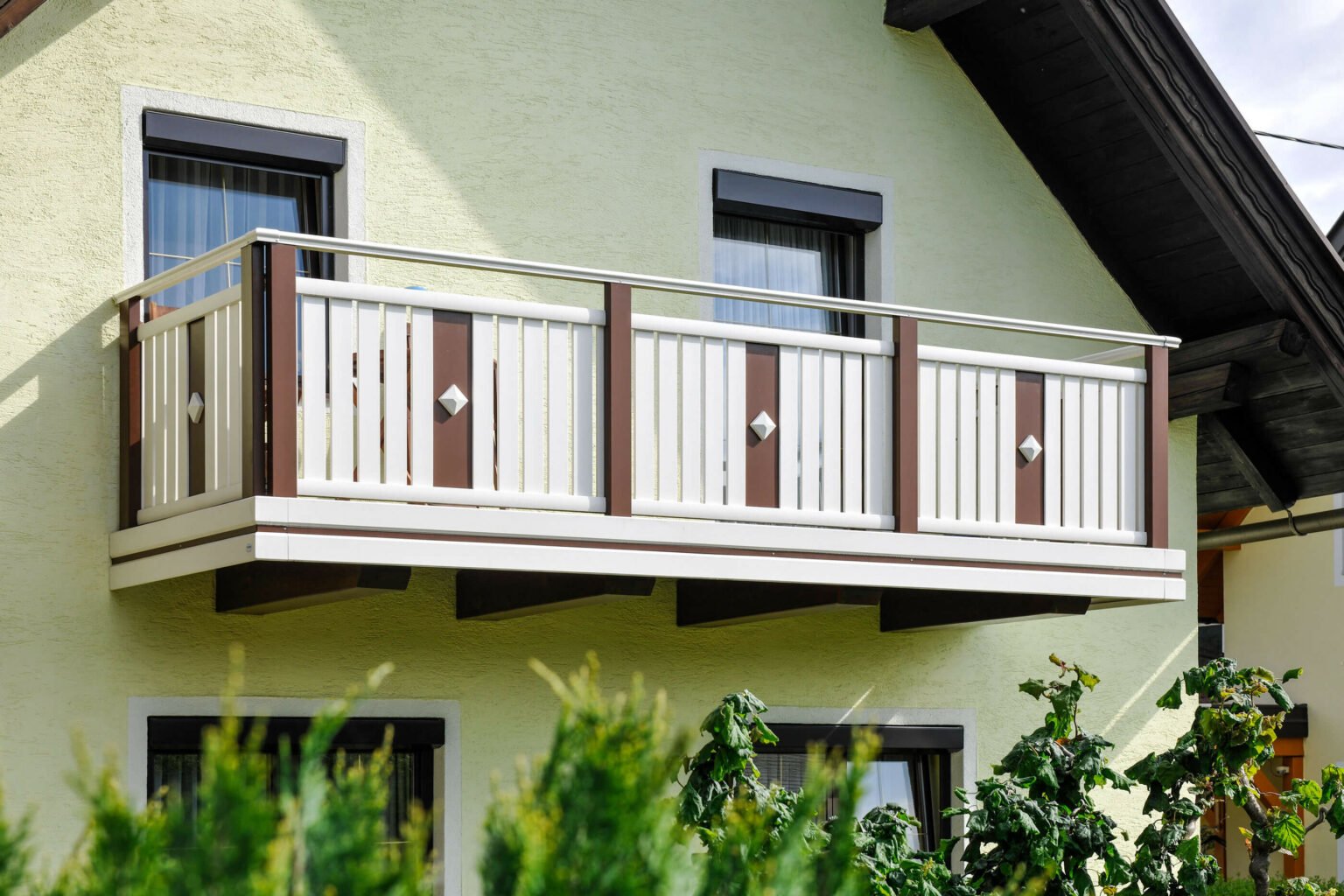 Grünes Haus mit Alu-Anbaubalkon