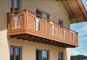 Freitragendes Balkonanbausystem in Holzoptik