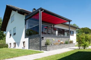 Terrassenüberdachung Toscana an einem Vorstellbalkon mit einer Unterglasmarkise