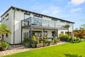 Moderner Anbaubalkon aus Aluminium und Glas